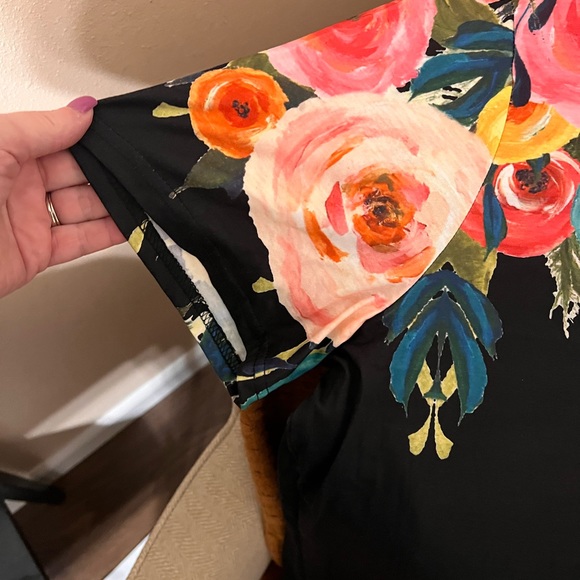 Plus size new floral top - Picture 5 of 6